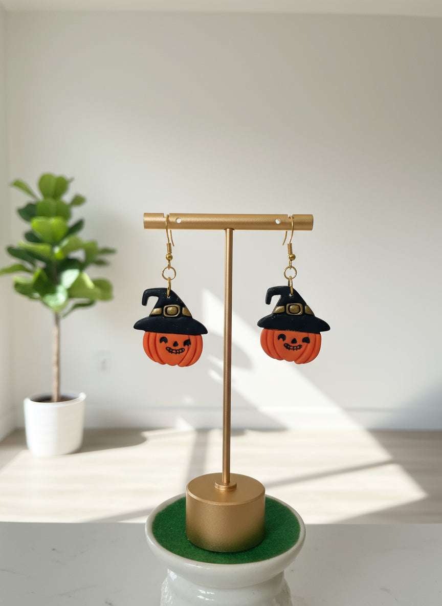 Jack o lantern wearing a witch’s hat