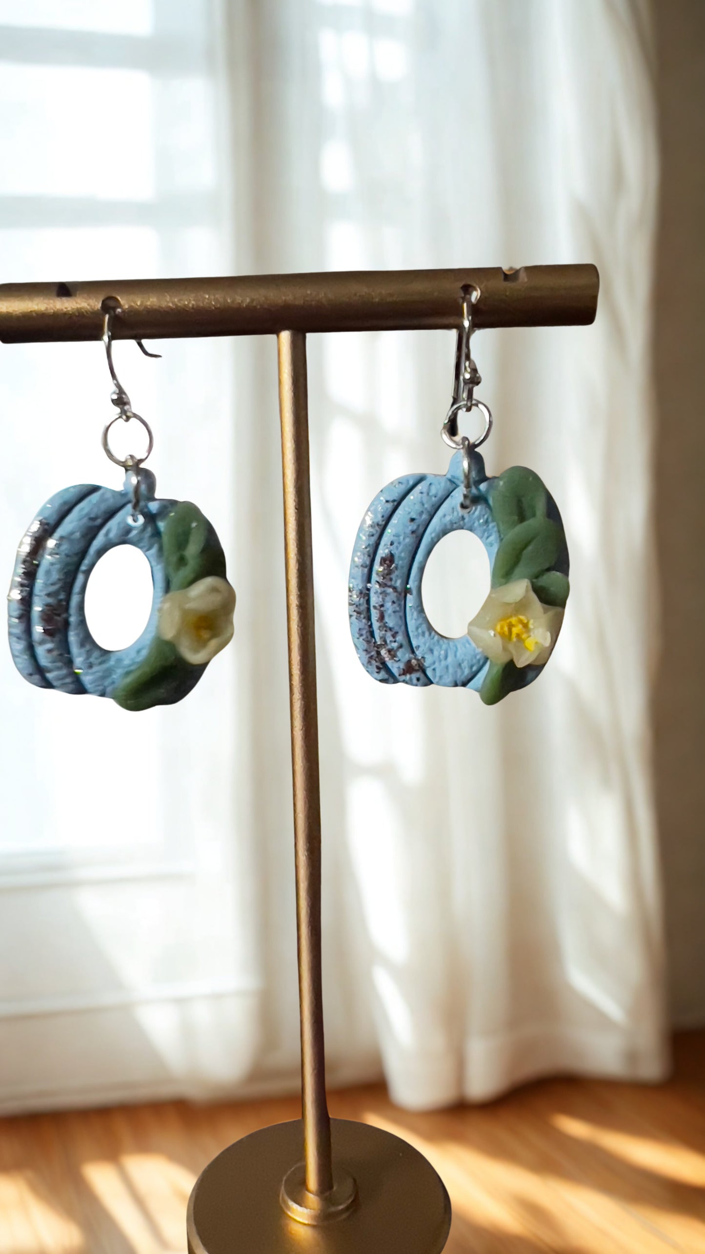 Blue Pumpkin with a light yellow lower and green leaves