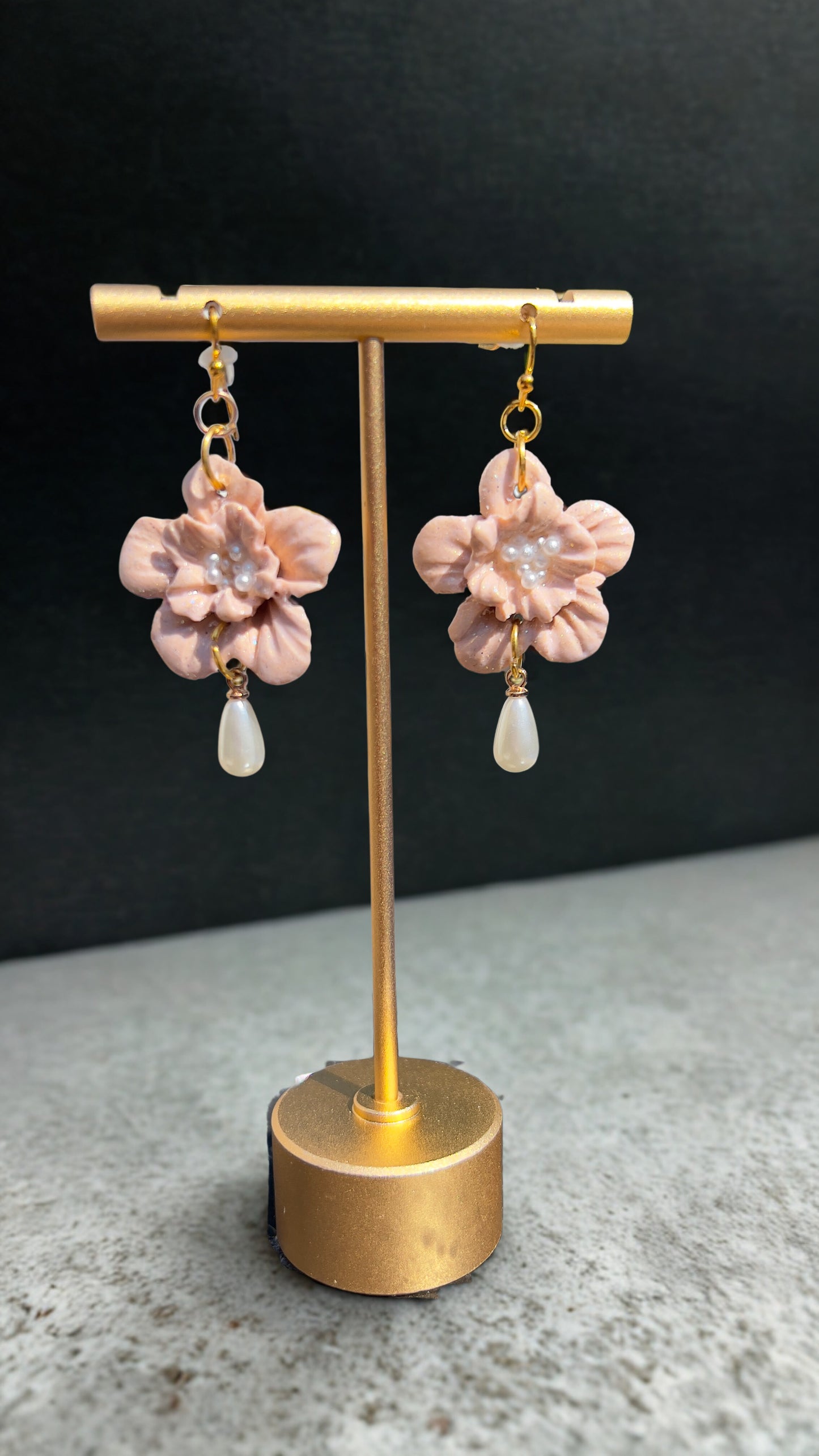 Pinky Peach Tone Flower, Teardrop Perl, Hypoallergenic Hooks